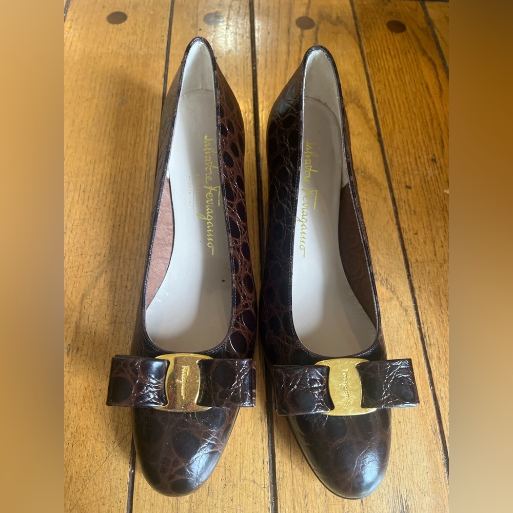 Salvatore Ferragamo Brown Vara Leather Croc Embossed Pumps w\Bow Size 7AAAA